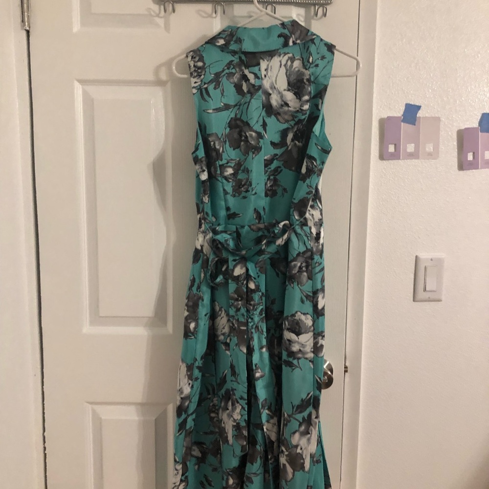 Dresses - Picture 2 of 6